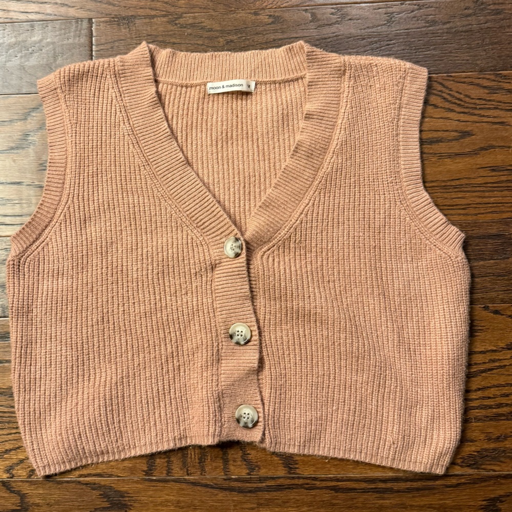 Women's  medium Tan Moon & Madison  Knit Sweater Vest Cardigan cute buttons